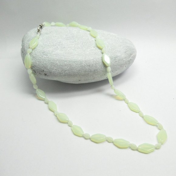 Uranium glass bead necklace - Picture 2 of 10